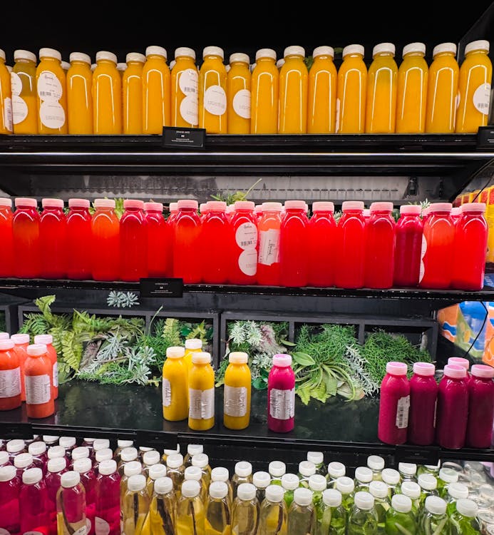 Bunte Saft-PET-Flaschen in einer Kühlvitrine